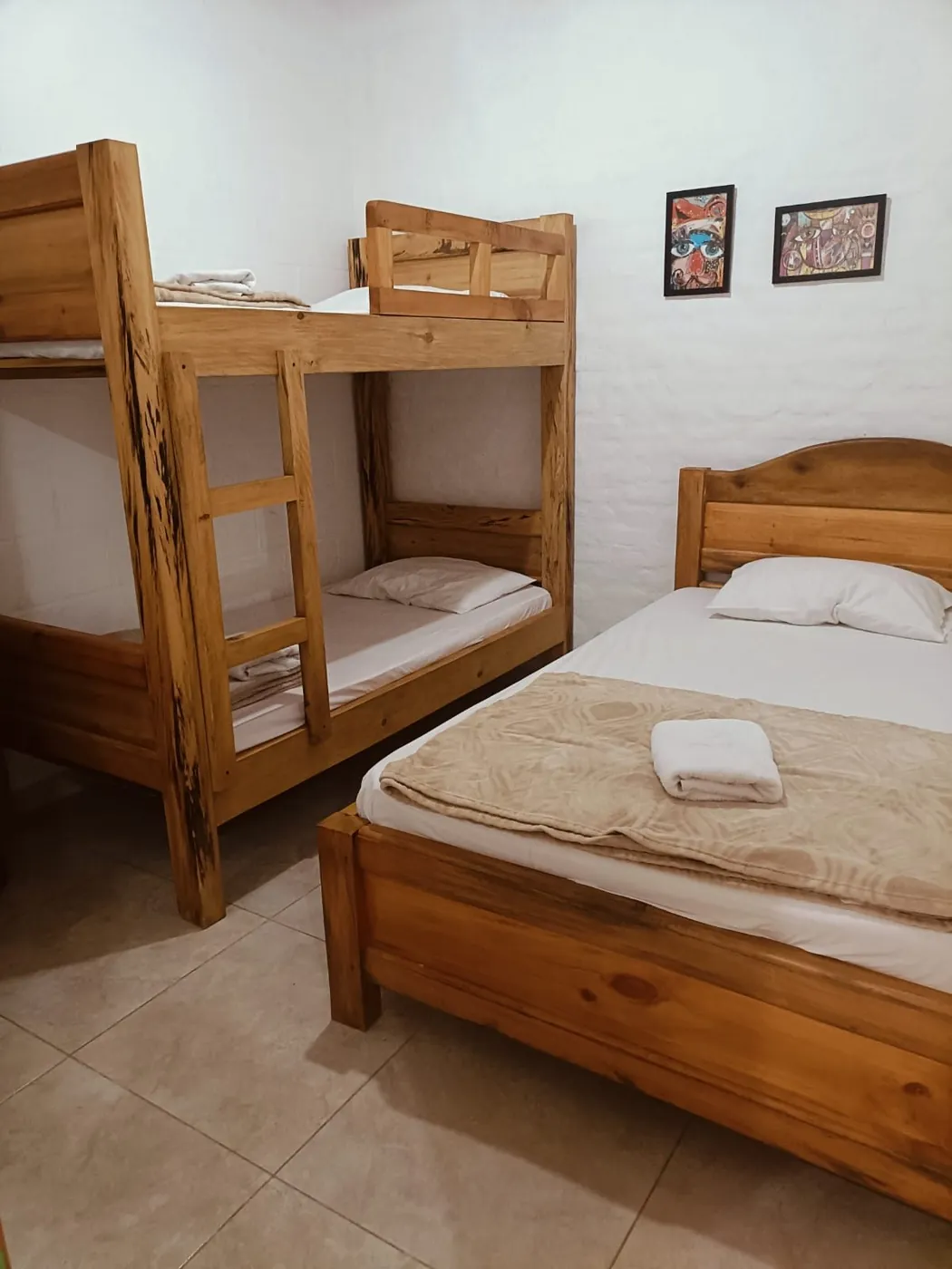 Nirvana 2: habitación con litera y cama